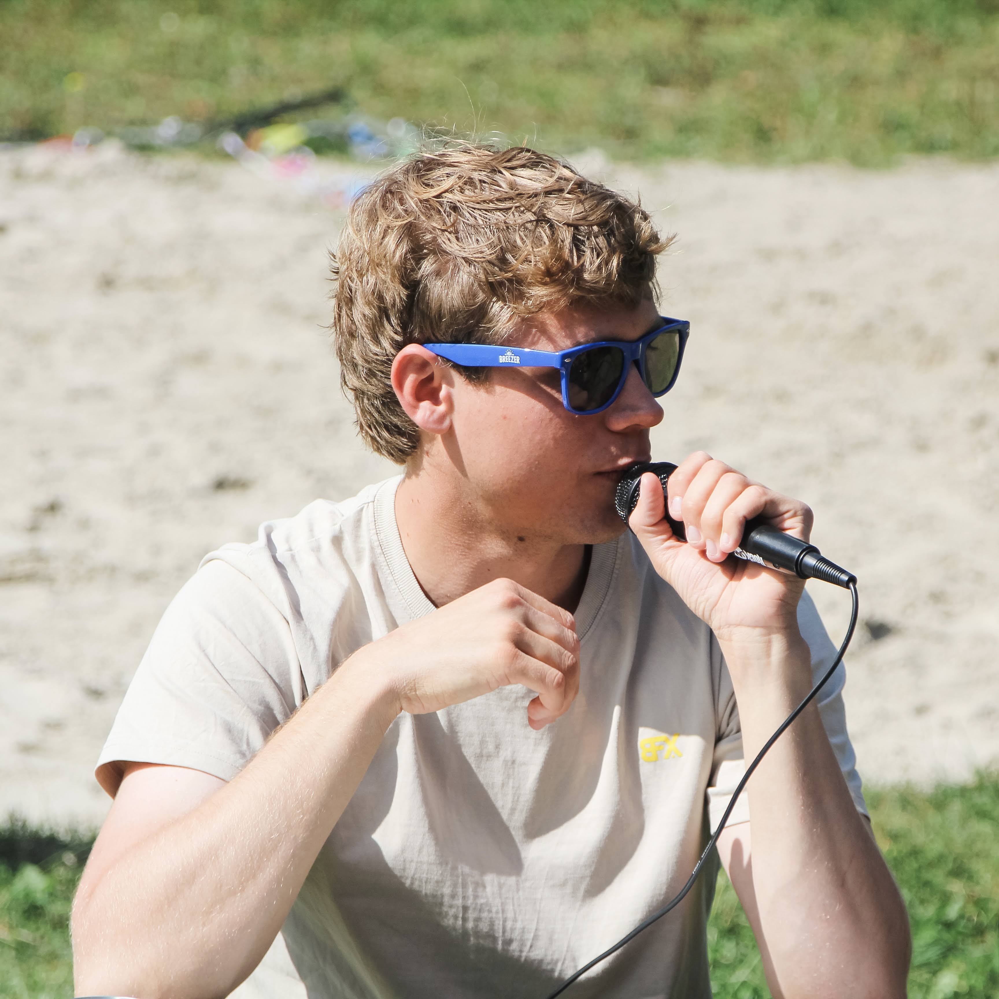 Frederik Bartholin fra SBkbh med mikrofon til et udendørs arrangement